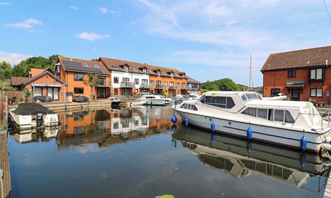 Horning Cottage | KINGSMERE, pet friendly, with a garden in Horning