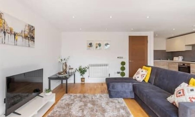 Norbiton Apartment | Kingston - Entire 2BR Flat with Balcony - Walk to Station