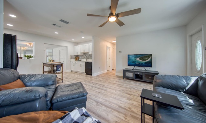 Disston Heights House | Kingston House in St. Petersburg: Beach & Downtown Access