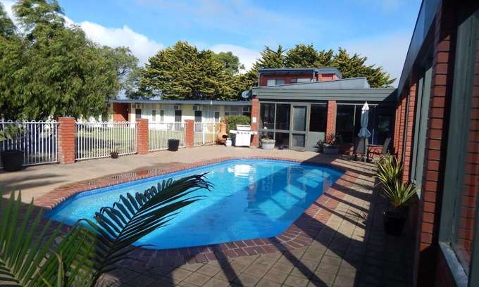 Lacepede Hotel | Beachfront Bliss at Kingston Lobster Motel with Pool Access