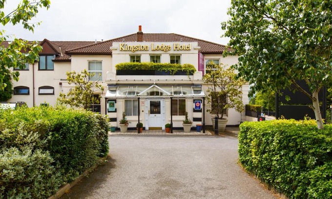 Coombe Hill Hotel | Comfortable Kingston Lodge Hotel with Pet-Friendly Amenities
