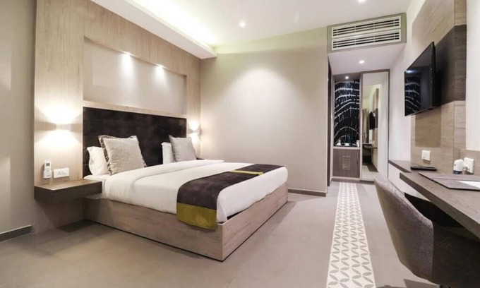 Kanpur Hotel | Family-Friendly Kingston Resort with Pool and Dining Options