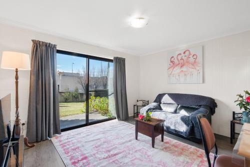 Kingston Apartment | Kingston Stylish Villa-Cozy meets convenience