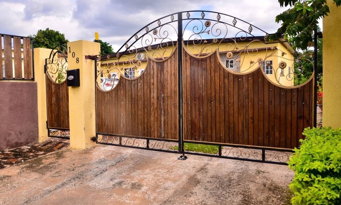 Molynes Gardens Apartment | Cozy Kingston Sunset Guest Apartment with Kitchen & Breakfast