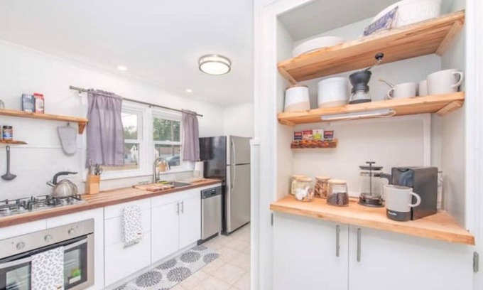 Mansfield Cottage | Kingwood Cottage: Guest Rated 10/10, Pet-Friendly Getaway