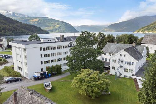 Kinsarvik Hotel | Relax at Kinsarvik Fjordhotel with Oceanfront Dining