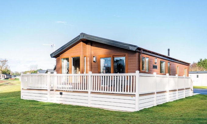 Allerthorpe Cabin | Relaxing Lavender Lodge with Hot Tub and Pet-Friendly Amenities