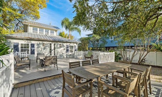 Clear Lake Shores House | Charming Bungalow with Deck and Fire Pit Near Kemah Boardwalk