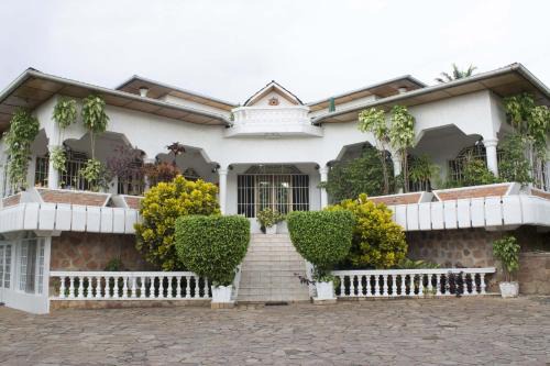Bujumbura Hotel | Pet-Friendly Kiriri Residence Hotel with Pool & Breakfast