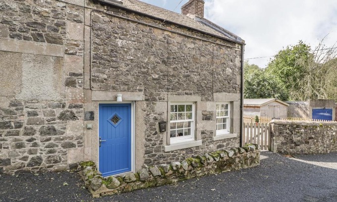 Kelso House | Cozy Kirk Cottage: Pet-Friendly Retreat for Families