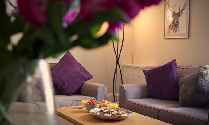 Dalavich Apartment | Convenient Kirk View: 5 Mins to Station & Great Amenities