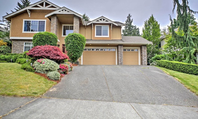 Kirkland House | Inviting Kirkland Home with Backyard - Minutes to Lake