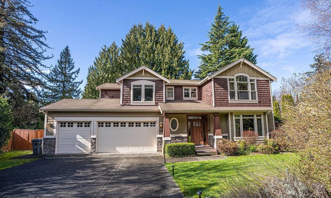South Juanita House | Stately Kirkland Home with Breakfast and Family Amenities