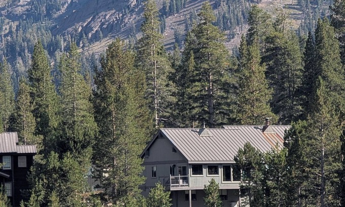 Kirkwood House | Relaxing Kirkwood Ski Lodge with Breakfast and Kitchen Access