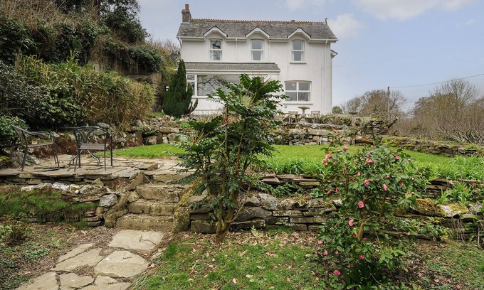 Saint Kew Cottage | Cozy Kirland: Pet Friendly Cottage in St Kew Highway