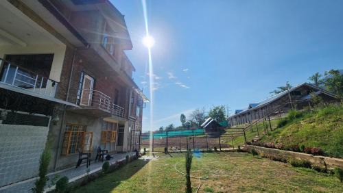 Brein House | Cozy Kirmani Guest House: Pet and Child Friendly Retreat