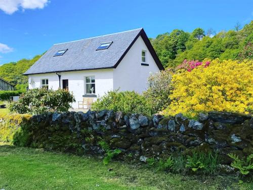 Kilmichael Glassary House | Cozy Kirnan Cottage: Family-Friendly Retreat Awaits You