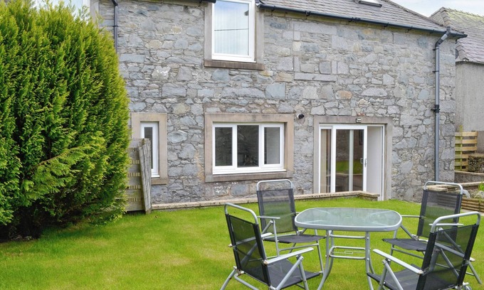 Newton Stewart Cottage | Pet-Friendly 2 Bedroom Retreat with Lake Views in Newton Stewart