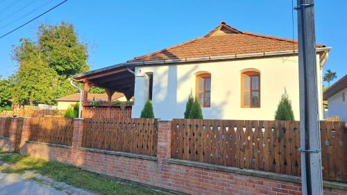 Tardona Apartment | Family-Friendly Retreat at Kis Bujdosó Vendégház