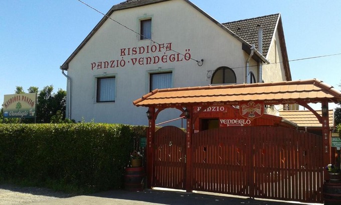 Vajdacska Bed & Breakfast | Discover Kisdiófa Panzió: Family-Friendly Dining Awaits