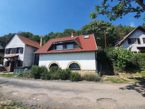 Csopak Apartment | Scenic Kisház a hegyen: Pet-Friendly Retreat Awaits