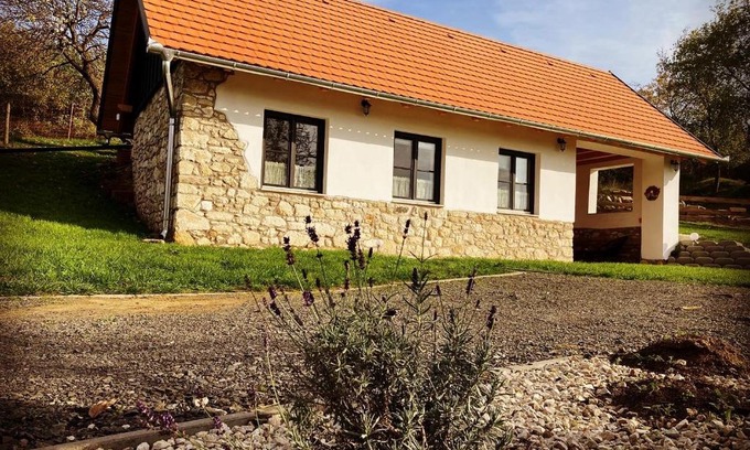 Pecsvarad House | Pet-Friendly Kishosszúrét Vendégház with Hot Tub & 10/10 Rating