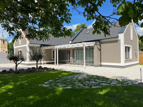 Balatonhenye Villa | Discover KisKütyü: Family-Friendly & Pet Welcoming Stay