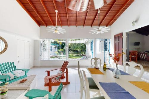 Maxwell House | Relaxing Kismet Garden Cottages near Dover Beach with Pool