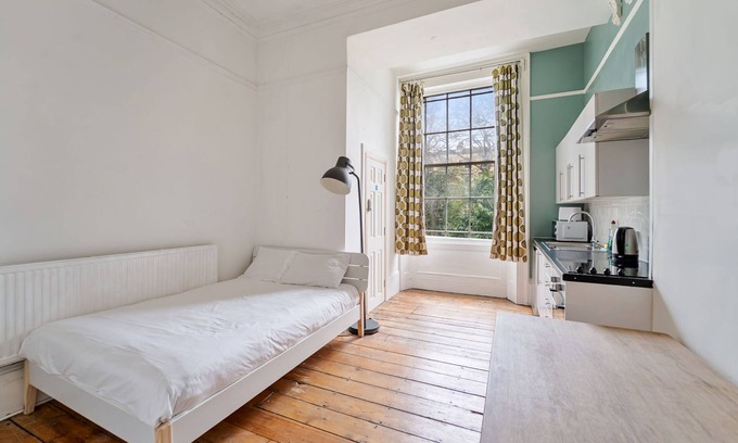 Clifton Apartment | Cozy Double Room with Kitchenette - Rated 8/10 by Guests