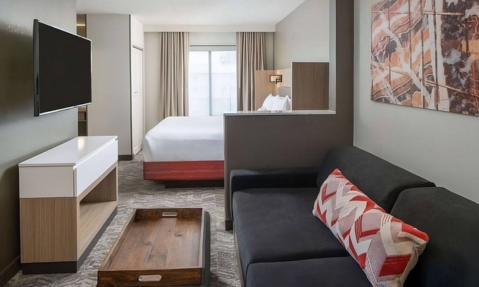 Donelson Hotel | Relax in Nashville: Pet-Friendly Stay with Pool & Kitchenette