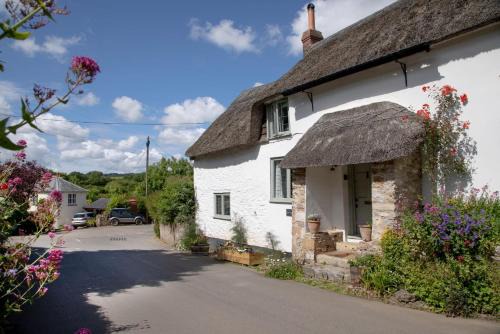 Honiton House | Pet-Friendly Escape at Kites Holt - Guest Rated 10/10