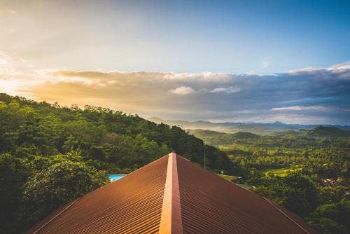 Meepe Resort | Discover Kithul Kanda: Mountain Resort with Pool & Breakfast