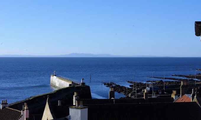 Pittenweem Apartment | Kittiwake Apartment: Breathtaking Sea Views & Pet Friendly
