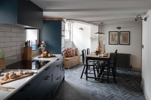 Port Isaac House | Kittiwake Cottage: Guest Rated 10/10, Pet-Friendly Retreat