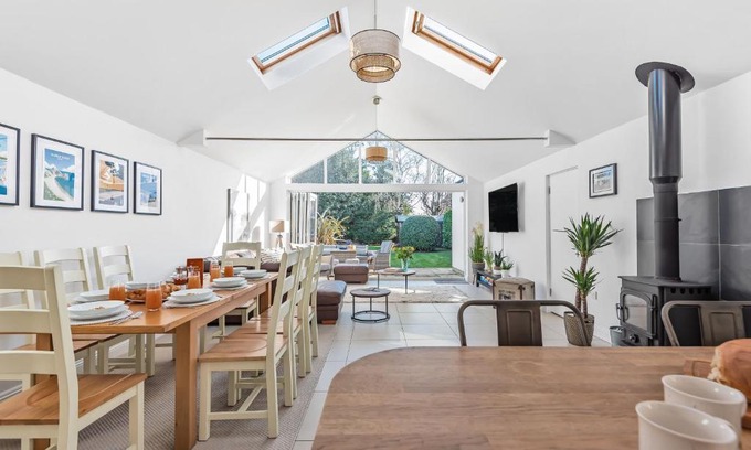 Highcliffe-on-Sea House | Pet-Friendly Kittiwake: Rated 9/10 for Family Fun