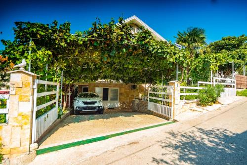 Gornji Karin Apartment | Discover Kiwi Apartments: Pet-Friendly Stay with Ocean View