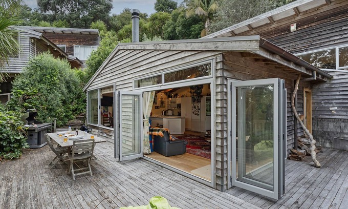 Onemana House | Cozy Kiwi Charmer - Family and Pet-Friendly Onemana Retreat