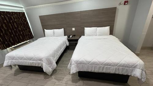 Houston Hotel | Discover Kiwi Inn By OYO: Family-Friendly with Hot Tub Access