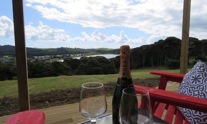Cable Bay Cabin | Top-Rated Kiwi Scenic Retreat with Family-Friendly Amenities