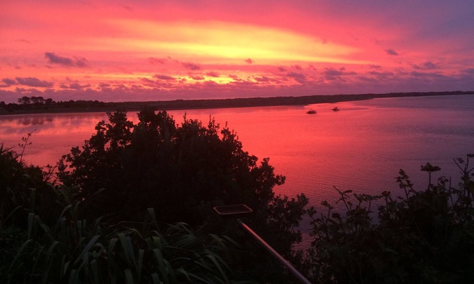 Te Akau Cottage | Kiwiana at Sunset Beach, Port Waikato.