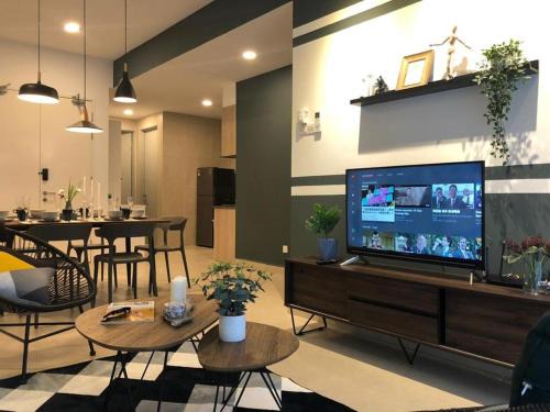 Kampung Kerinchi Apartment | Relax at KL Gateway Premium Residence with Pool & Dining
