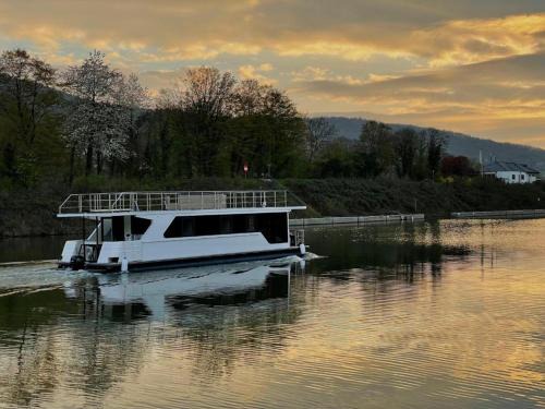 Kues Boat Rental | Guest Rated: 9.9 at KL Moselboote - Hausboot Niara