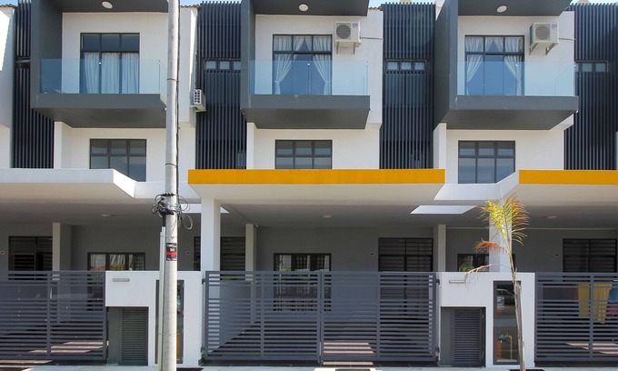 Taman Mahajaya House | Spacious KL8: Titanic Home with Spa & Hot Tub for Groups