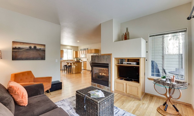 Klamath Falls House | Modern Klamath Falls Townhome with Resort Amenities