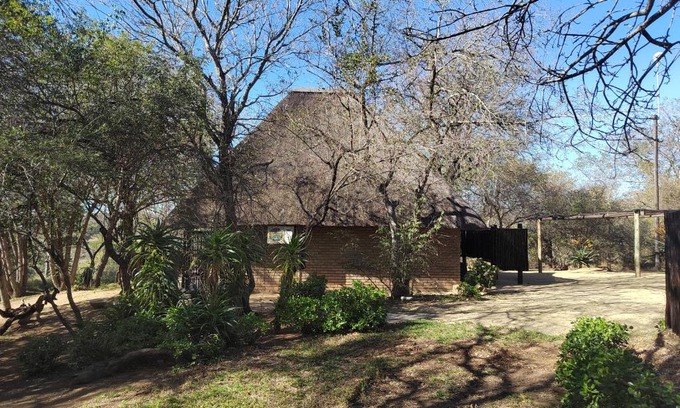 Thorny Bush Game Reserve Apartment | Pet-Friendly Klaserie River Chalets with Breakfast & Kitchen