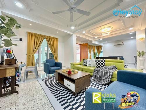 Klebang Besar House | Relaxing Retreat with Pool, Kitchen & Karaoke in Town