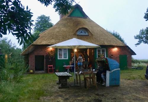 Landscheide House | Cozy Room in Reetdachhaus - Child-Friendly Retreat