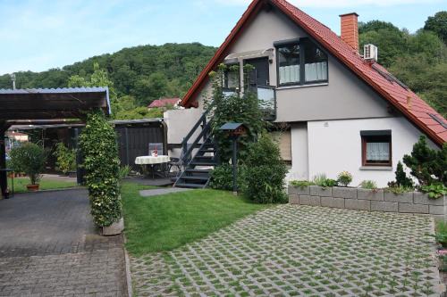 Laudenbach Apartment | Cozy Rooftop Apartment - Guest Rated 9.4, Family-Friendly