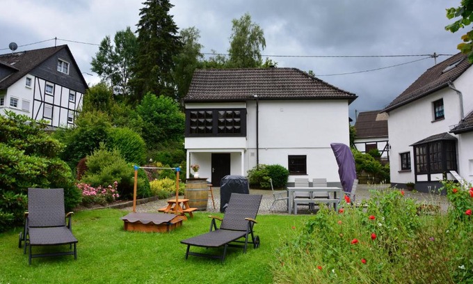 Reichshof House | Cozy Kleine Stuga: Oceanfront Retreat with Pool & Hot Tub