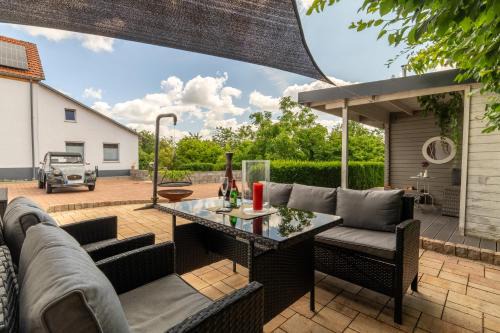 Feuerscheid House | Enchanting Kleines Backhaus in der Eifel: Pet & Child Friendly